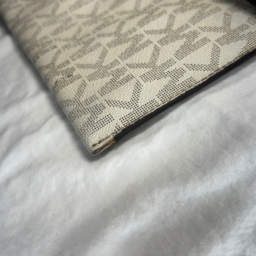 Micheal Kors wristlet leather - Picture 8 of 11